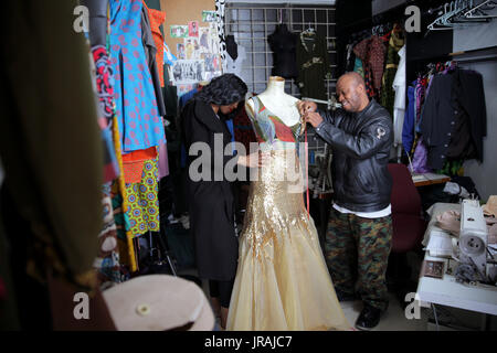 Créateur de mode robe montage local Banque D'Images