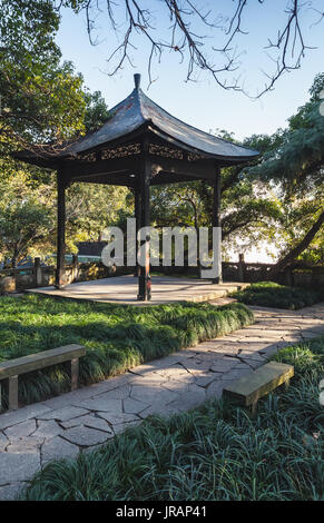 Gazebo en bois traditionnel chinois sur la côte ouest du lac, parc public populaire dans la ville de Hangzhou, Chine Banque D'Images