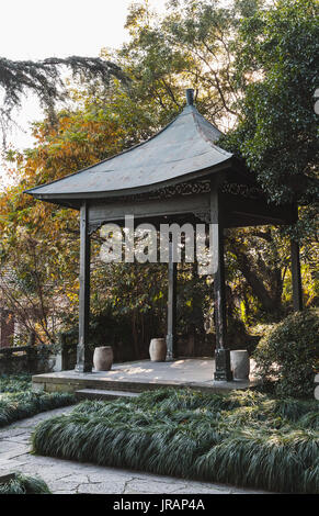 Gazebo en bois traditionnel chinois sur la côte ouest du lac, parc public populaire à Hangzhou, Chine Banque D'Images