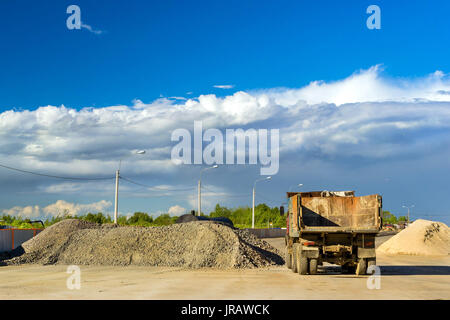 Camion vide lourd est en attente de chargement de gravier. La construction de la route de contournement à grande vitesse autour de Krasnoe Selo, Saint Petersburg. Matériel machine lourde Banque D'Images