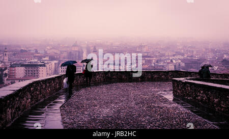 La pluie tomber vers le bas dans la ville de Bergamo Banque D'Images