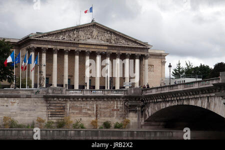 Paris , FRANCE - Juillet 24, 2017 : : Avis de l'Assemblée nationale. De l'autre côté du pont est le piétons Banque D'Images