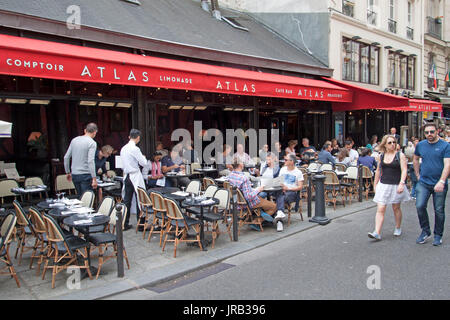 Paris , FRANCE - Juillet 23, 2017 : les Parisiens et les touristes s'asseoir sur une terrasse. Ce café, lieu idéal pour observer les gens, Banque D'Images