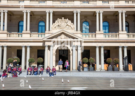 Les enfants de l'école australienne class payer une visite à la maison de la douane bâtiment dans le centre-ville de Sydney Circular Quay, Sydney, Australie Banque D'Images