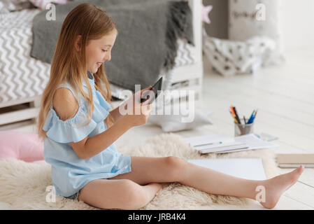 Adorable jeune femme faire ses devoirs dans la chambre Banque D'Images