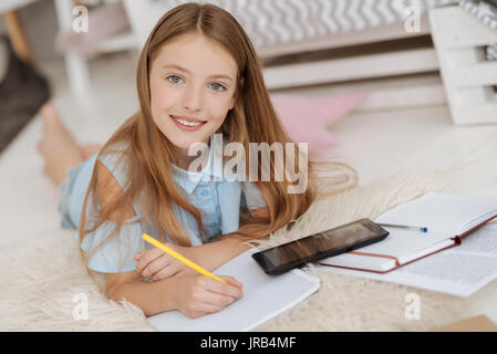 Fille de la beauté surnaturelle de l'appareil photo en souriant Banque D'Images