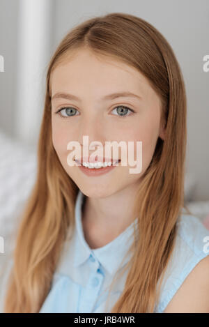 Jolie jeune femme smiling for camera Banque D'Images