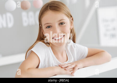 Portrait de jeune femme rayonnante smiling Banque D'Images