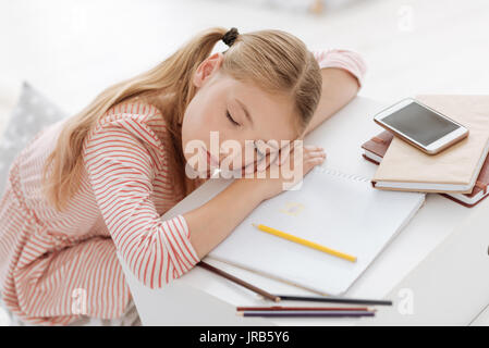 Jeune femme ayant sieste après la création de nouveaux chefs-d'œuvre dans l'ordinateur portable Banque D'Images