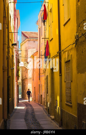 Sassari Sardaigne vieille ville, une rue étroite typiquement dans le quartier vieille ville de Sassari, Sardaigne. Banque D'Images