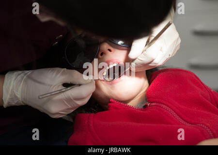 Hygiéniste dentaire, les dents de l'enfant examen dentaire dentiste avec miroir et sonde Banque D'Images