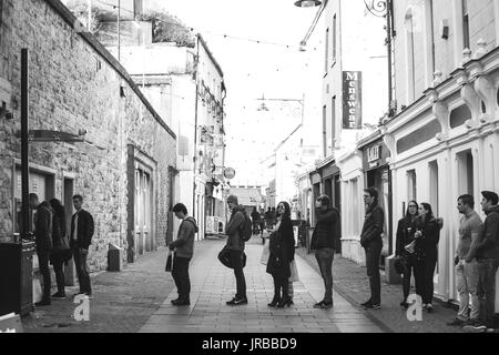 Les gens faisant la queue pour obtenir un paiement à partir de distributeur de billets dans la ville de Galway Irlande Banque D'Images