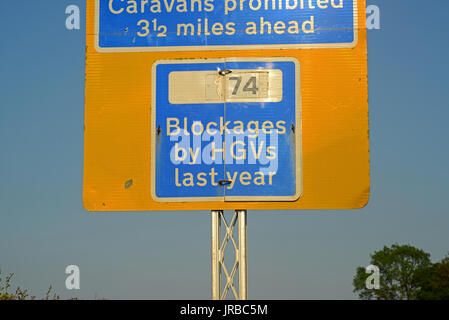 Avertissement pour les chauffeurs de poids lourds de colline très raide, Sutton bank avant North York Moors united kingdom Banque D'Images