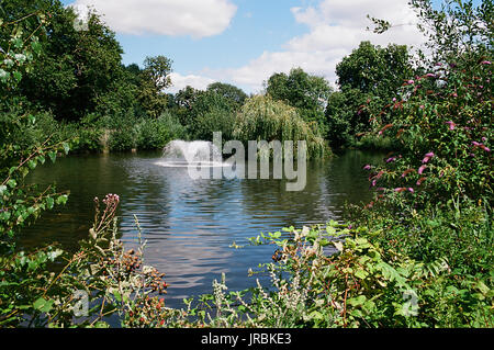 Lac et fontaine à Clissold Park, Stoke Newington, North London UK Banque D'Images