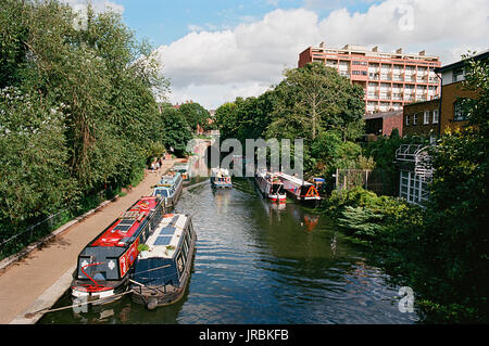 Le Regents Canal du Caledonian Road, près de Kings Cross, North London UK, regard vers le tunnel Islington Banque D'Images