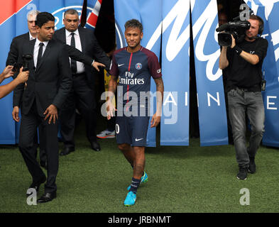 Quitte aux côtés Neymar pitchside Paris Saint Germain président Nasser Al-Khelaif après une conférence de presse au Parc des Princes, après son record du monde £200millions de transfert du FC Barcelone à Paris Saint Germain. Banque D'Images