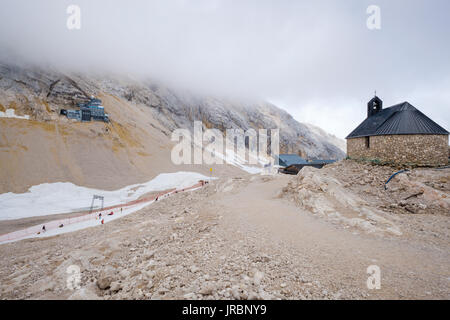 Avec le glacier de la Zugspitze, centre de recherche, Chapelle Maria Heimsuchung et la gare de la Zugspitze, Zugspitzbahn, Bavière, Allemagne Banque D'Images