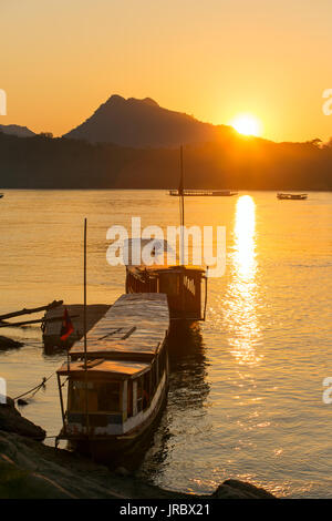 Bateaux sur le Mékong, Luang Prabang, Laos Banque D'Images