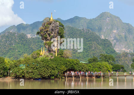 Belle Pagode Kyauk Kalap bouddhiste à Hpa-An, Myanmar. Banque D'Images