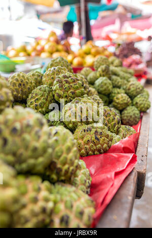 Pommes crème anglaise en vente sur stand au Myanmar Banque D'Images