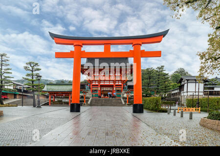 Tori rouge porte de Fushimi Inari Shrine in Kyoto, Japon Banque D'Images