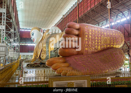 Bouddha couché de Chauk Htat Gyi (sweet eye Bouddha) à Yangon, Myanmar Banque D'Images