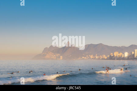 Tilt Shift à surfer, l'Arpoador Rio de Janeiro, Brésil Banque D'Images