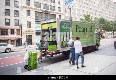 Un camion Peapod des livraisons dans New York le Samedi, Juillet 29, 2017. Peapod est une filiale de Delhaize Ahold, un distributeur alimentaire international basé aux Pays-Bas. L'entreprise exploite 22 marques dans 11 pays, dont Stop & Shop aux États-Unis (© Richard B. Levine) Banque D'Images