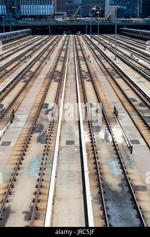 Pistes vides dans l'Hudson Yards menant à Penn Station le dimanche, Juillet 30, 2017 comme les réparations d'Amtrak et enclenchements d'autres infrastructures. Service est gravement perturbé au cours de l'été à l'origine les navetteurs à utiliser d'autres itinéraires. (© Richard B. Levine) Banque D'Images