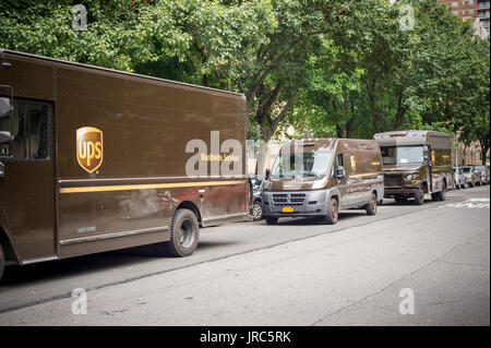 Une "parade" de United Parcel Service camions garés dans le quartier de Chelsea, New York le lundi 24 juillet, 2017. (© Richard B. Levine) Banque D'Images