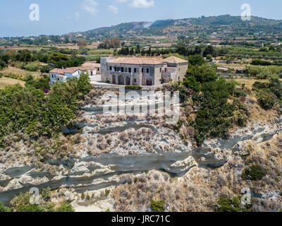 Vue aérienne de maisons sur la roche sur un promontoire dominant la mer, Tropea, Capo Vaticano en Calabre. Italie Banque D'Images