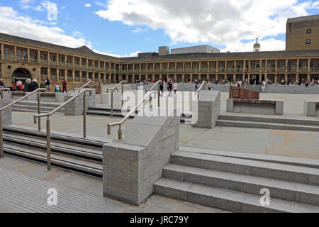 Pièce Hall, Halifax, après une vaste amélioration de la piazza. Rouvert Août 2017 Banque D'Images