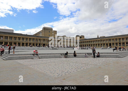 Pièce Hall, Halifax, après une vaste amélioration de la piazza. Rouvert Août 2017 Banque D'Images