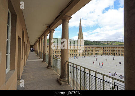 Pièce Hall, Halifax, après une vaste amélioration de la piazza. Rouvert Août 2017 Banque D'Images