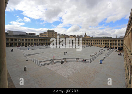 Pièce Hall, Halifax, après une vaste amélioration de la piazza. Rouvert Août 2017 Banque D'Images