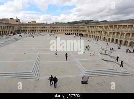 Pièce Hall, Halifax, après une vaste amélioration de la piazza. Rouvert Août 2017 Banque D'Images