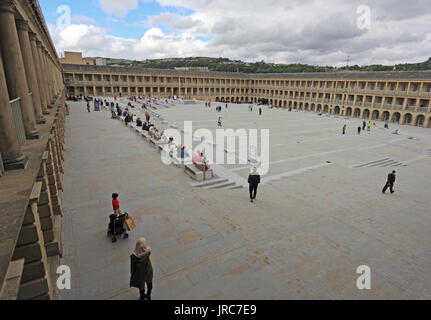 Pièce Hall, Halifax, après une vaste amélioration de la piazza. Rouvert Août 2017 Banque D'Images