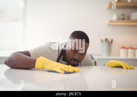 Nettoyage de l'homme plan de cuisine à la maison Banque D'Images