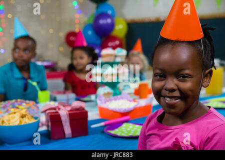 Portrait de jeune fille avec des amis en arrière-plan pendant l'anniversaire Banque D'Images