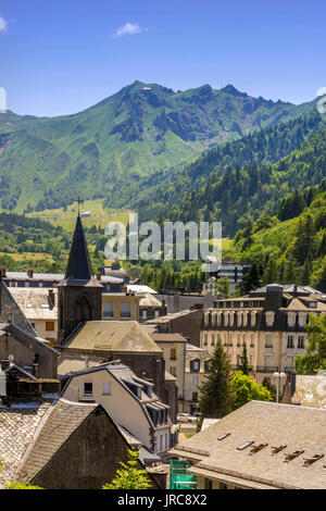 Le village de Le Mont-Dore avec le Massif du Sancy en arrière-plan, le Puy de Dome, Auvergne, France Banque D'Images