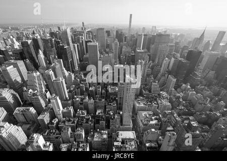 New York City Manhattan skyline, noir et blanc vue aérienne avec des gratte-ciel, grand angle Banque D'Images