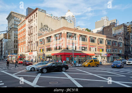 Les voitures et les gens qui passent dans la rue du Canal dans un matin ensoleillé à New York Banque D'Images