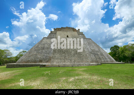 La Pyramide du Magicien (Pirámide del Mago) dans la ville maya de Uxmal, Mexique Banque D'Images