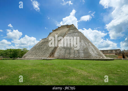 La Pyramide du Magicien (Pirámide del Mago) dans la ville maya de Uxmal, Mexique Banque D'Images