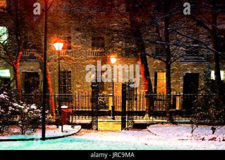 À travers une fenêtre avec gouttes de Misty à Falkner Square Liverpool dans la neige de l'hiver Banque D'Images