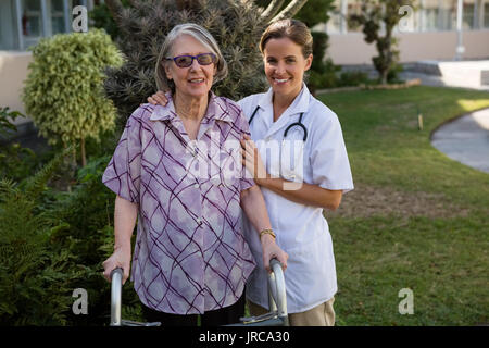 Portriat de doctor assisting woman en marche à arrière-cour Banque D'Images