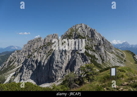 Montagne Gartnerkofel (2,195 m) au-dessus du col de Nassfeld, les Alpes Carniques, Carinthie, Autriche. Banque D'Images