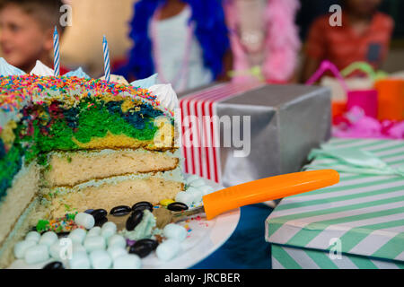 Close up de gâteau sur la table avec les enfants en arrière-plan Banque D'Images