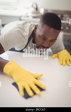 Nettoyage de l'homme plan de cuisine à la maison Banque D'Images