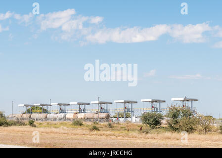 GROOTFONTEIN, NAMIBIE - 20 juin 2017 : Wagons-citernes d'être délestées de réservoirs de stockage à Grootfontein dans la région de Namibie Otjozondjupa Banque D'Images